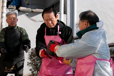 연탄을 넘겨받는 시장님.2