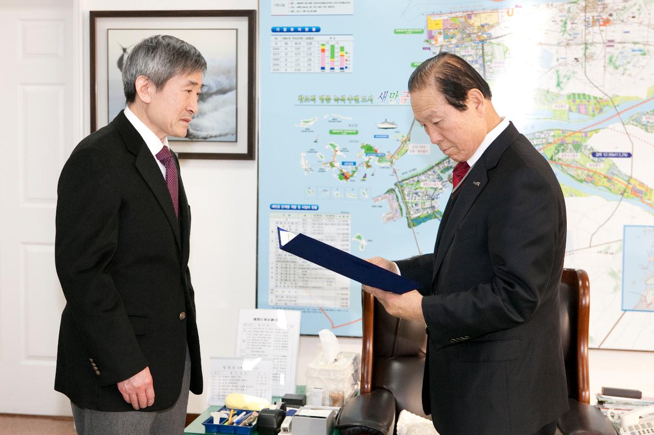 화교소학교 석탑 기증식이 시장님 집무실에서 이루어졌다.