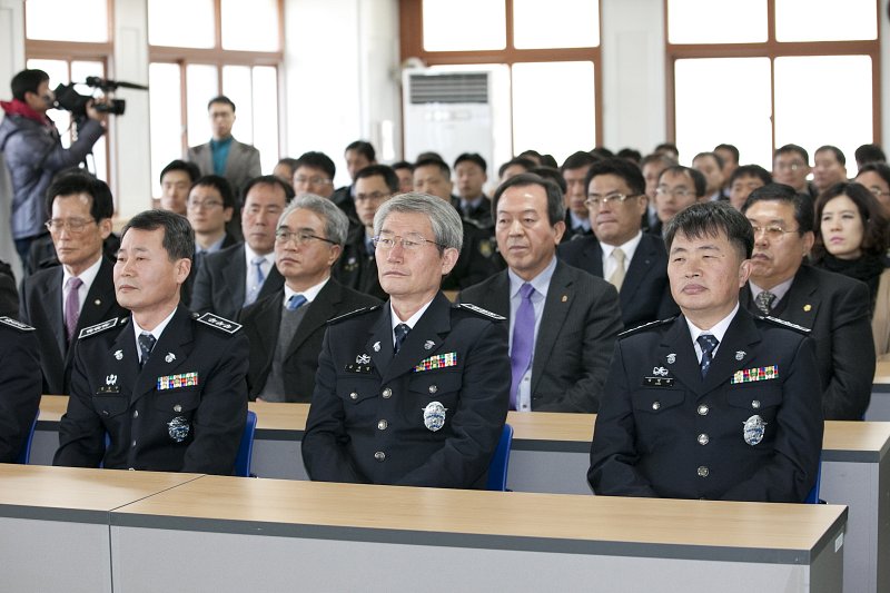 많은 교도관 및 법무부 소속인들이 참관했다.