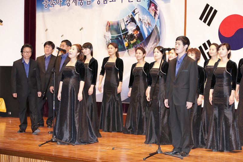 남여 혼성 합창단의 축하공연 모습.1