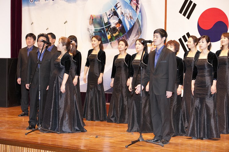 남여 혼성 합창단의 축하공연 모습.2