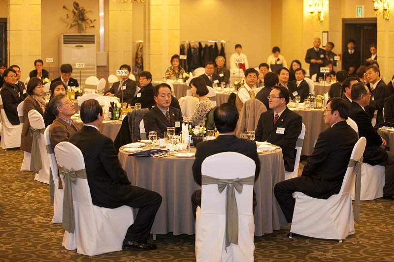 참가인들이 테이블에 앉아있는 전경(전)1