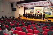 남여 혼성 합창단의 축하공연 모습을 관람하는 수료자들.사진(00012)