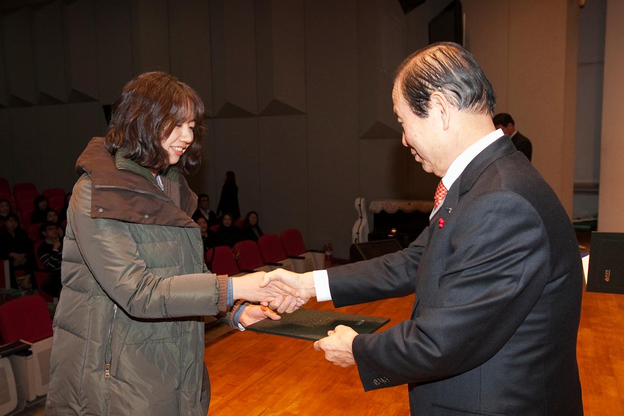 시장님이 시립예술단원에게 위촉장을 수여하는 모습