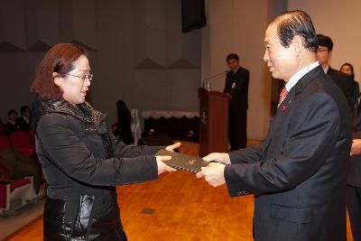 시장님이 시립예술단원에게 위촉장을 수여하는 모습