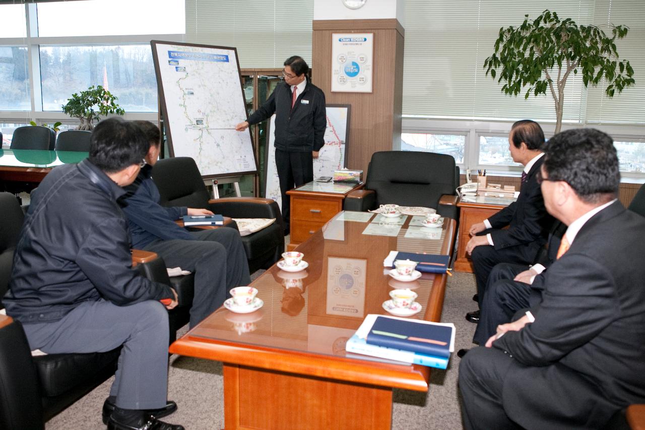 지도를 놓고 브리핑중인 가스공사 직원과 경청하는 군산 시장님..