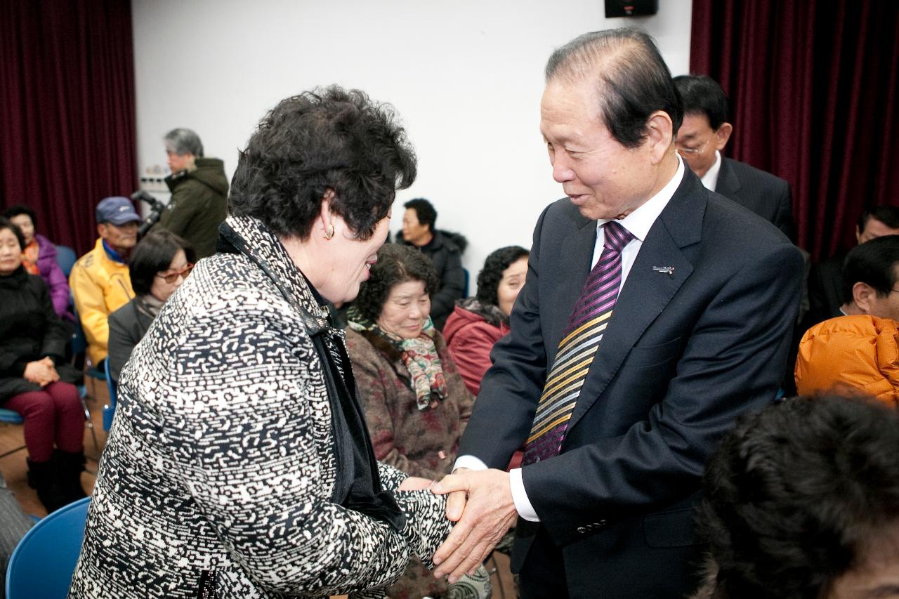 임피면 주민과 인사 나누는 군산 시장님.