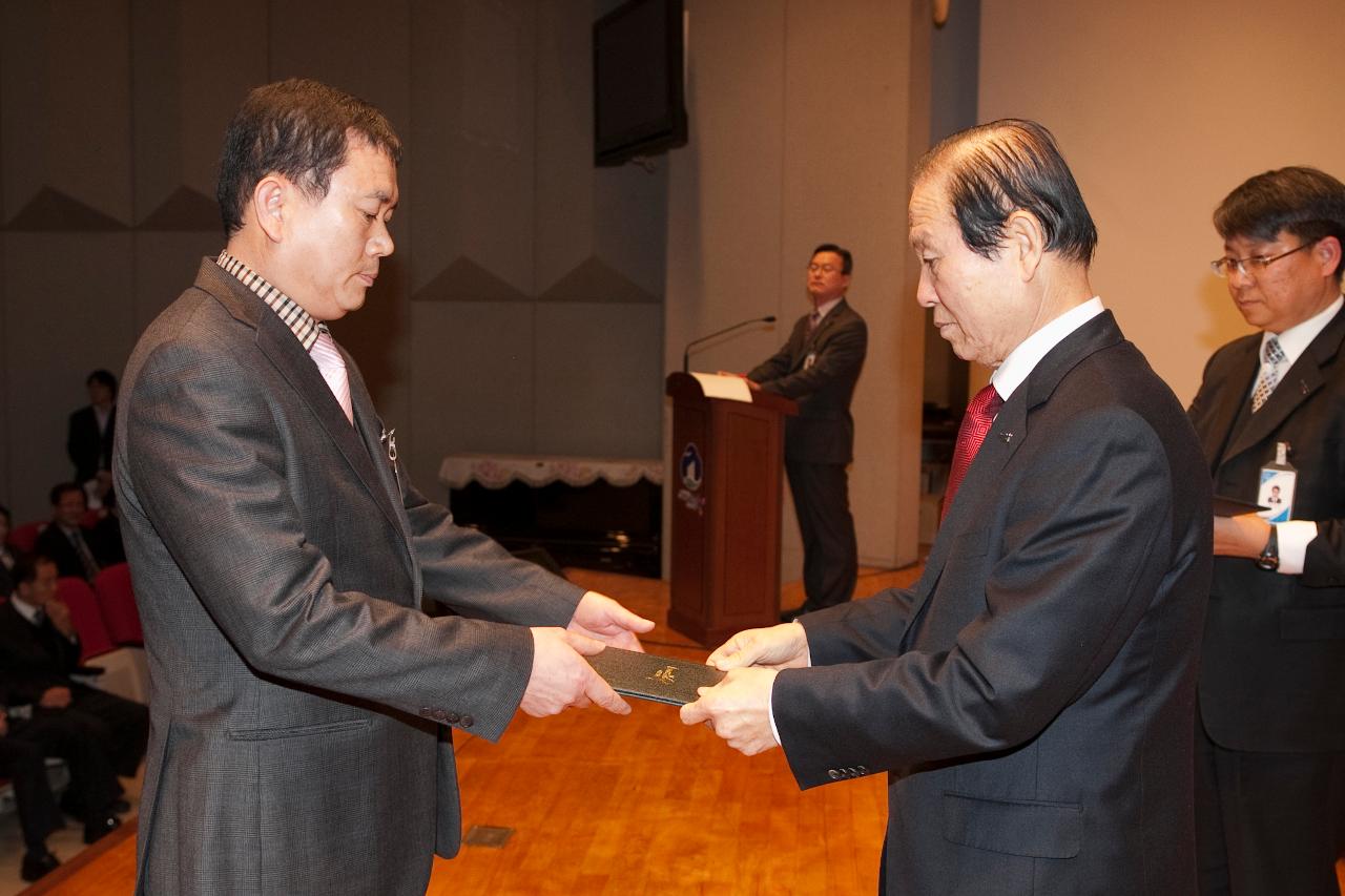 군산 시장님에게 사령교부를 받는 참석자.