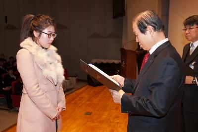 군산 시장님에게 사령교부를 받는 여성 참석자.