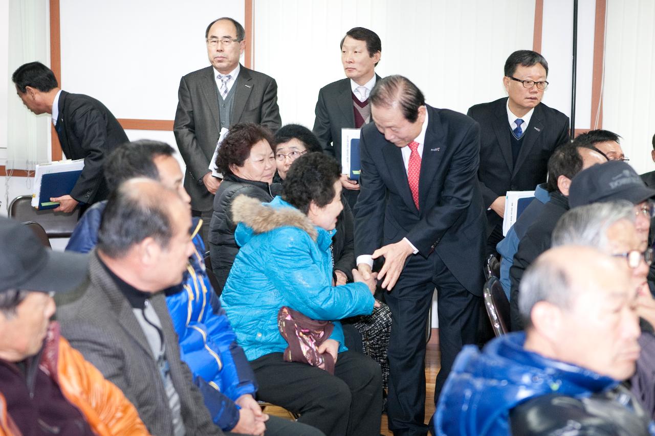 시장님과 회현면 주민이 인사를 주고 받고있다.