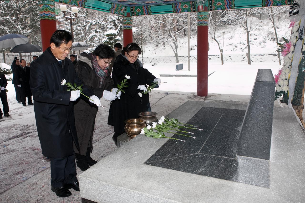 헌화식을 하는 관계자 분들.