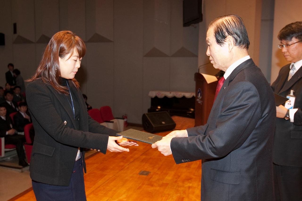 군산 시장님에게 사령교부를 받는 여성 참석자.