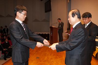 군산 시장님에게 사령교부를 받는 참석자.