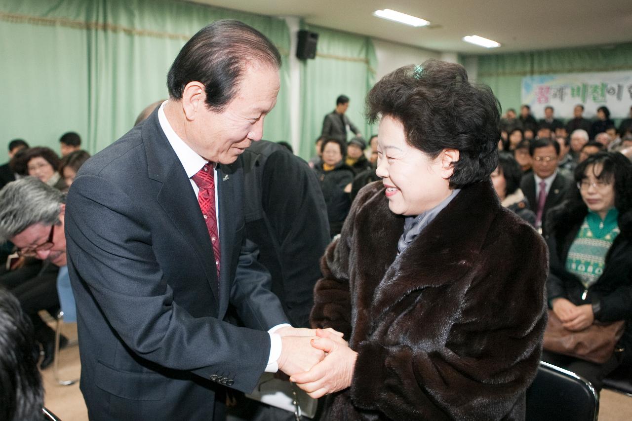 시장님과 악수하는 주민.