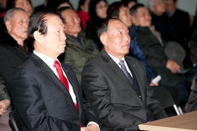 시청각 자료 시청중인 시장님과 주민들.