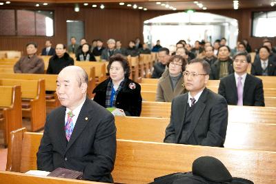 시장님의 축사에 경청하는 신도들의 전경(전).