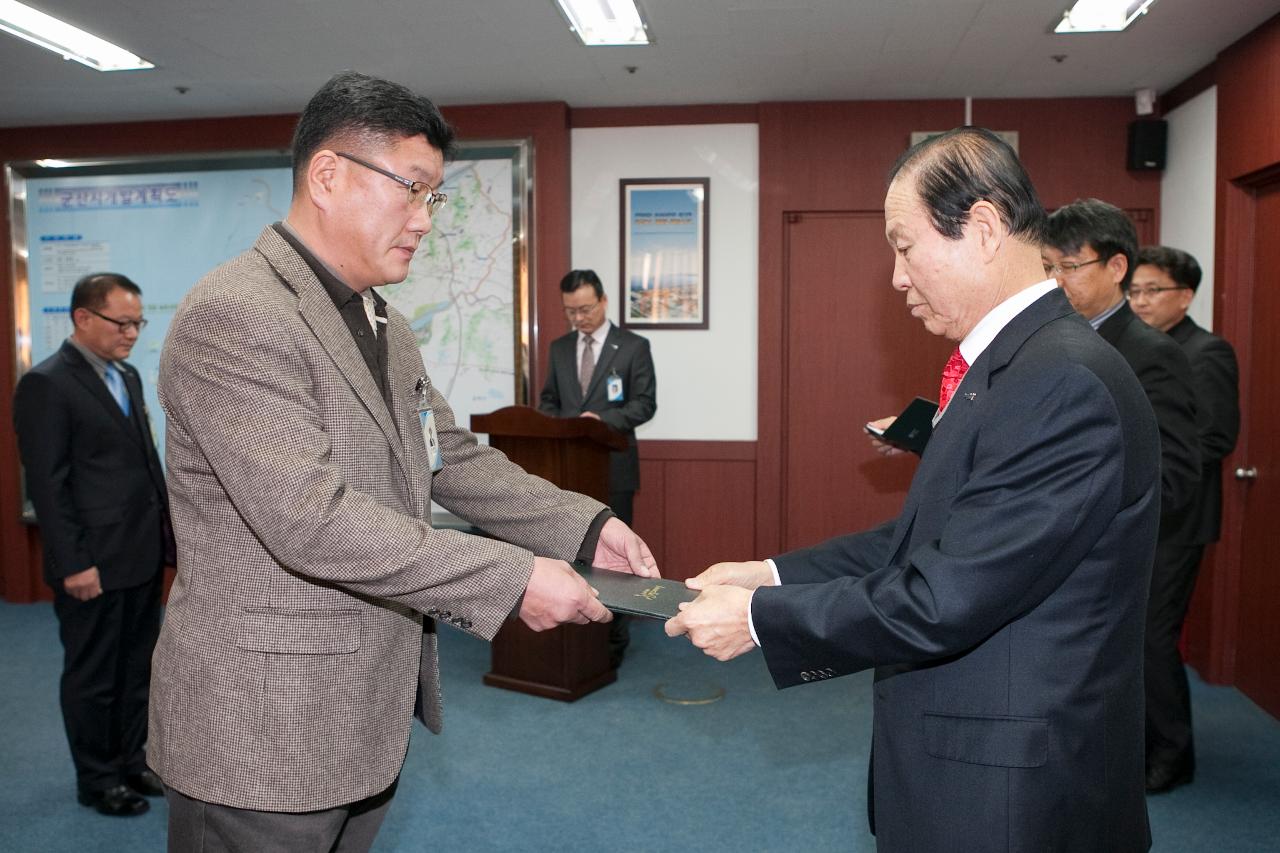 시장님께 사령교부 받고있는 참석인.