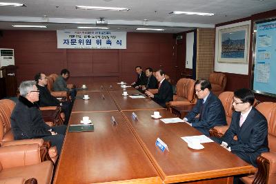 컨설팅 지원 관계자와 간담을 하고있는 모습.