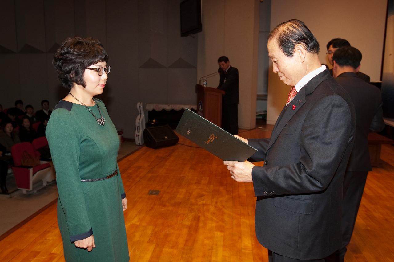 시장님이 시립예술단원에게 위촉장을 수여하는 모습