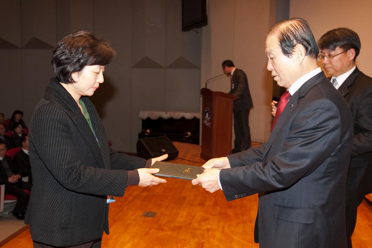 군산 시장님에게 사령교부를 받는 여성 참석자.