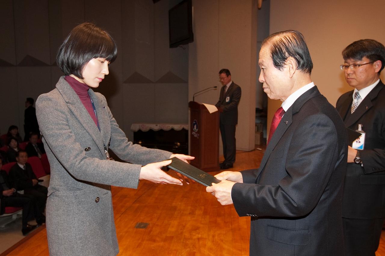 군산 시장님에게 사령교부를 받는 여성 참석자.