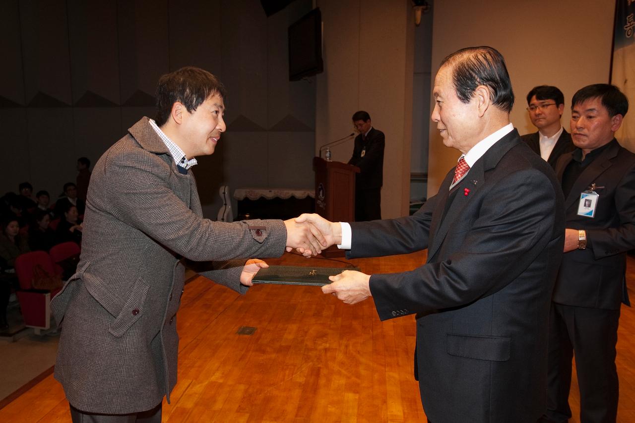 시장님이 시립예술단원에게 위촉장을 수여하는 모습