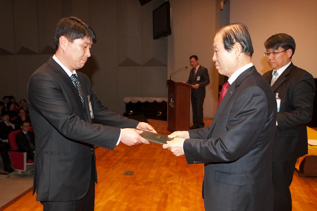 군산 시장님에게 사령교부를 받는 참석자.