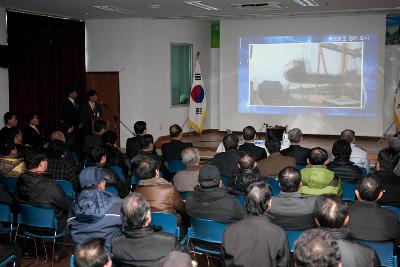 군산 시장님이 임피면 주민과 같이 동영상 자료 시청을 하고있다.