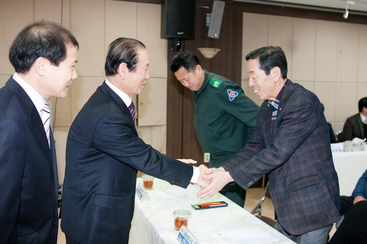 해신동 주민과 인사하는 군산 시장님.