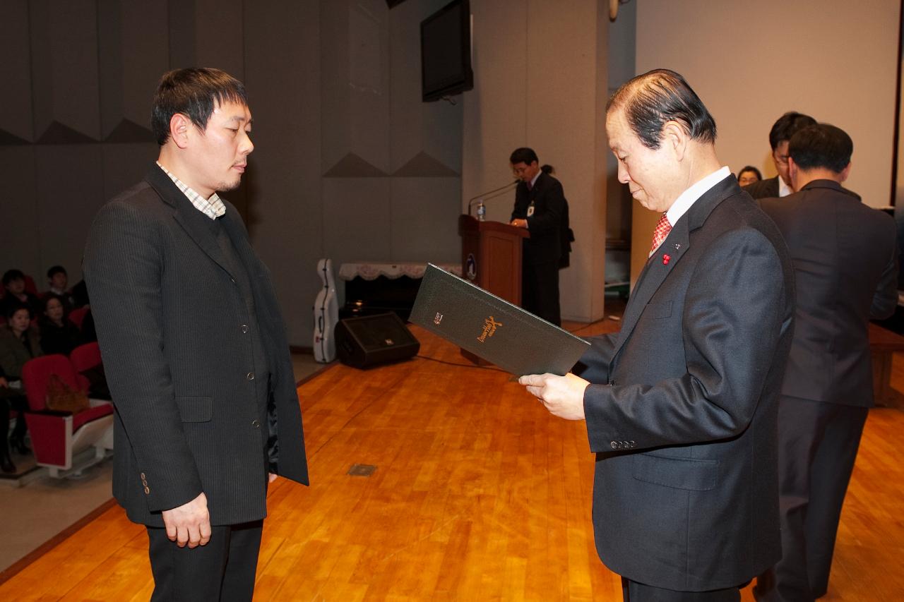 시장님이 시립예술단원에게 위촉장을 수여하는 모습