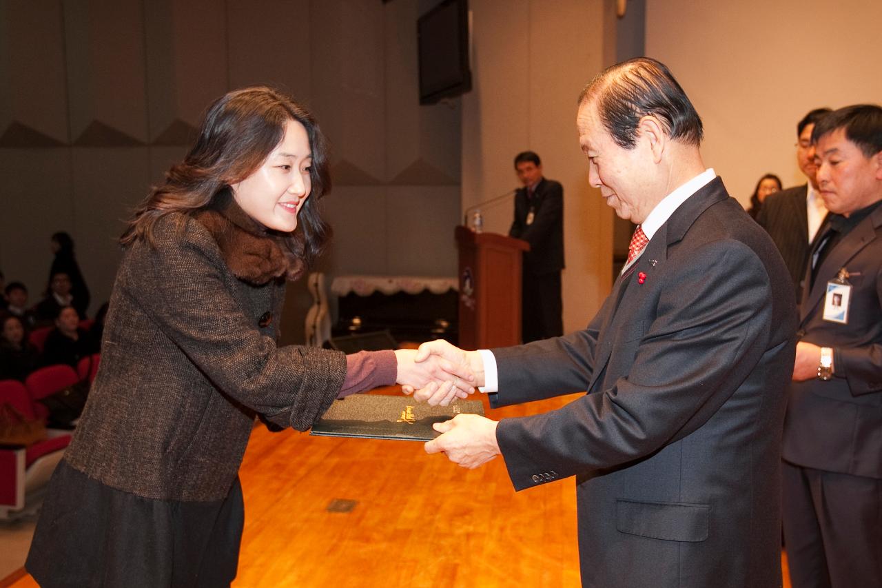 시장님이 시립예술단원에게 위촉장을 수여하는 모습