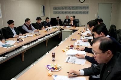 공단발전협의회 월례회의 군산 시장님의 말씀에 경청하는 참석자들.