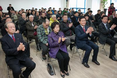 시장님의 시무식 연설이 끝난뒤 박수치는 청중들.