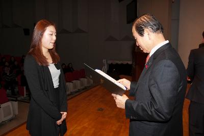 시장님이 시립예술단원에게 위촉장을 수여하는 모습