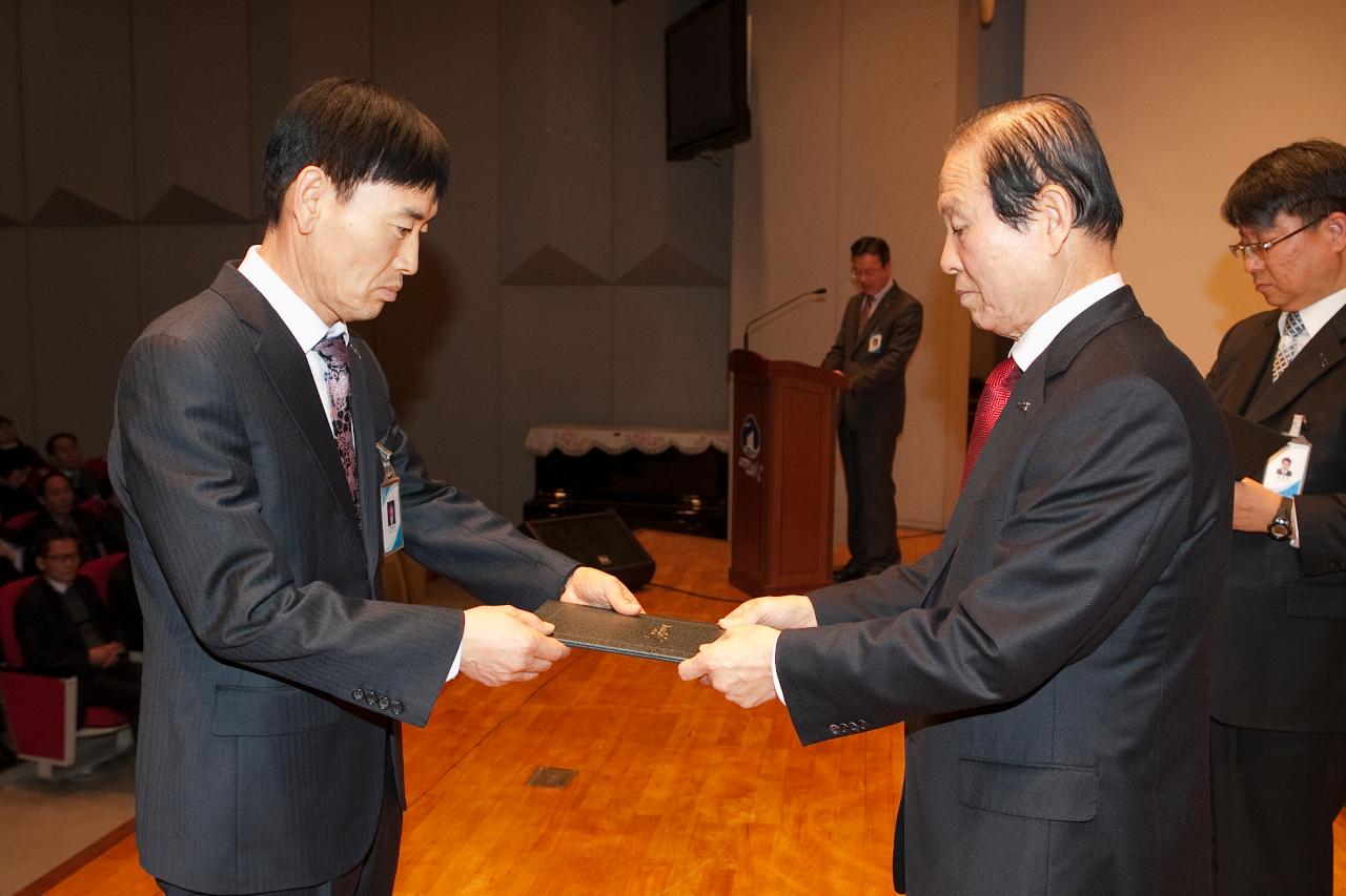 군산 시장님에게 사령교부를 받는 참석자.