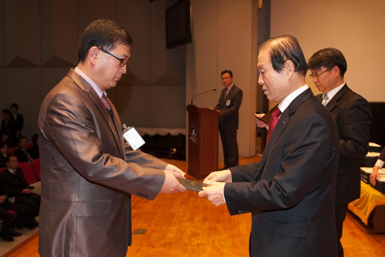 군산 시장님에게 사령교부를 받는 참석자.