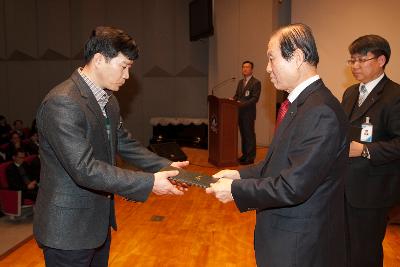 군산 시장님에게 사령교부를 받는 참석자.