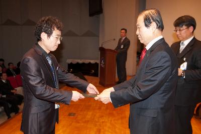 군산 시장님에게 사령교부를 받는 참석자.