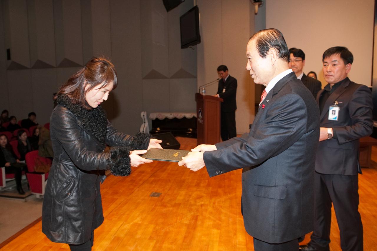 시장님이 시립예술단원에게 위촉장을 수여하는 모습