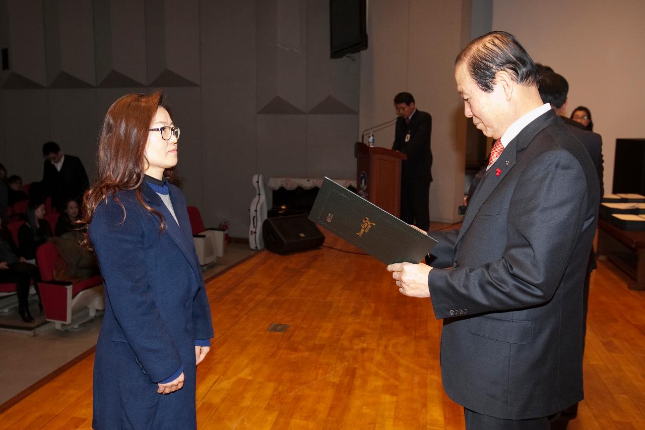 시장님이 시립예술단원에게 위촉장을 수여하는 모습