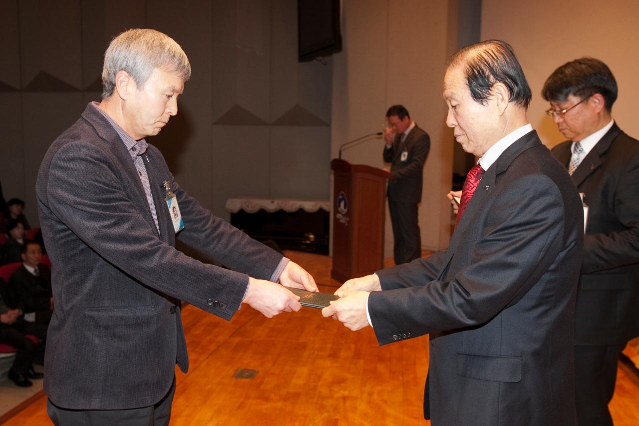 군산 시장님에게 사령교부를 받는 참석자.