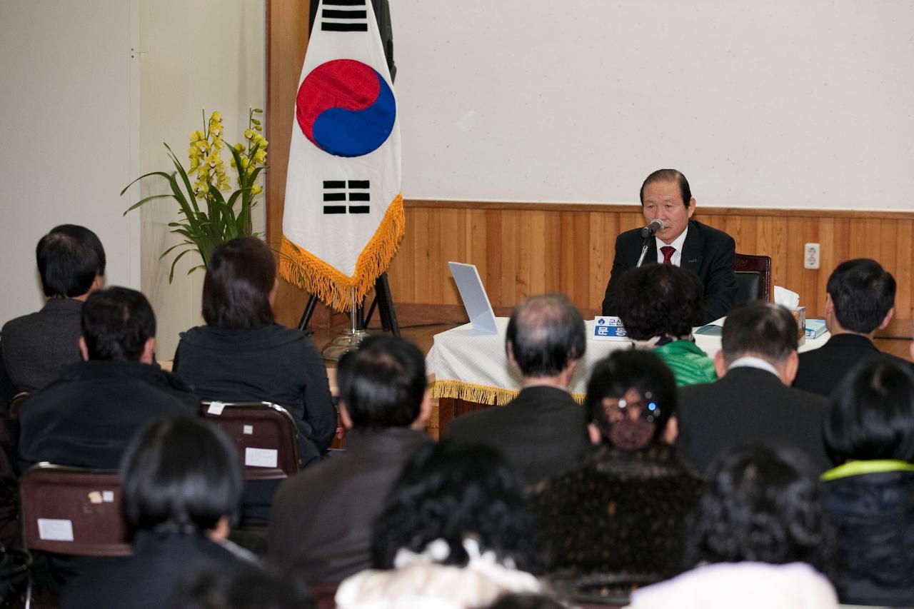 시장님의 말씀에 집중하는 주민들.