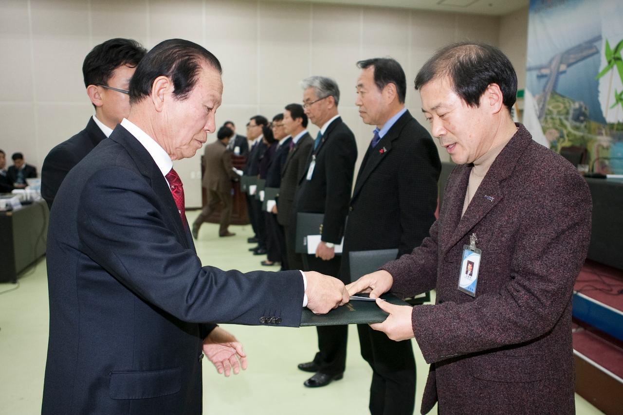 조기집행 우수부서 표창. 선물과 표창장을 증정하고 있다.