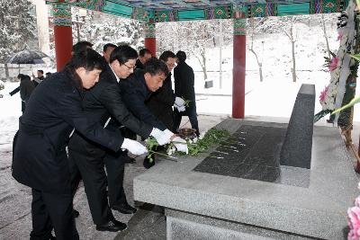 헌화식을 하는 관계자 분들.