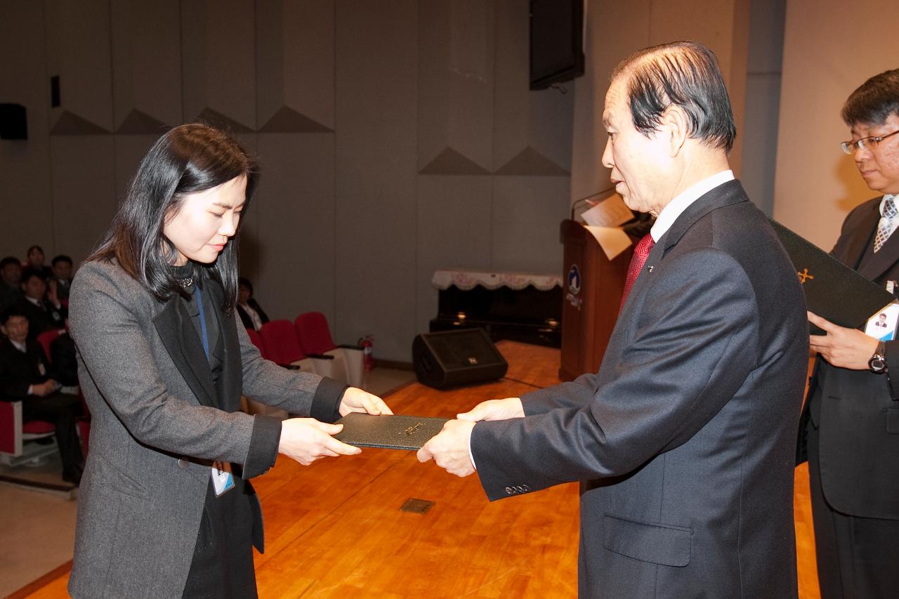 군산 시장님에게 사령교부를 받는 여성 참석자.