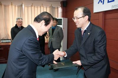 기업사랑 실천과제 자문관 위촉식에서 군산 시장님이 수여하고 있다.