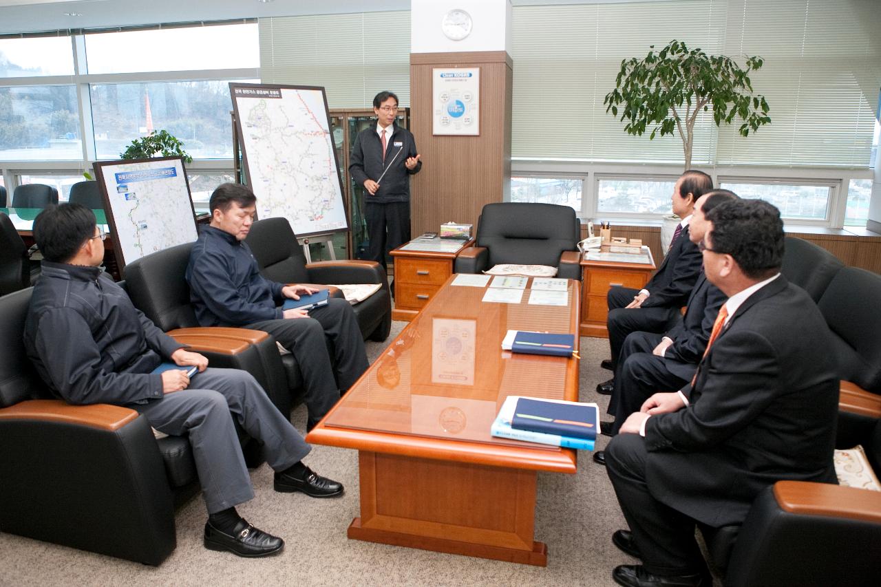 브리핑중인 한국가스공사 전북지사 직원과 군산 시장님 및 직원들.