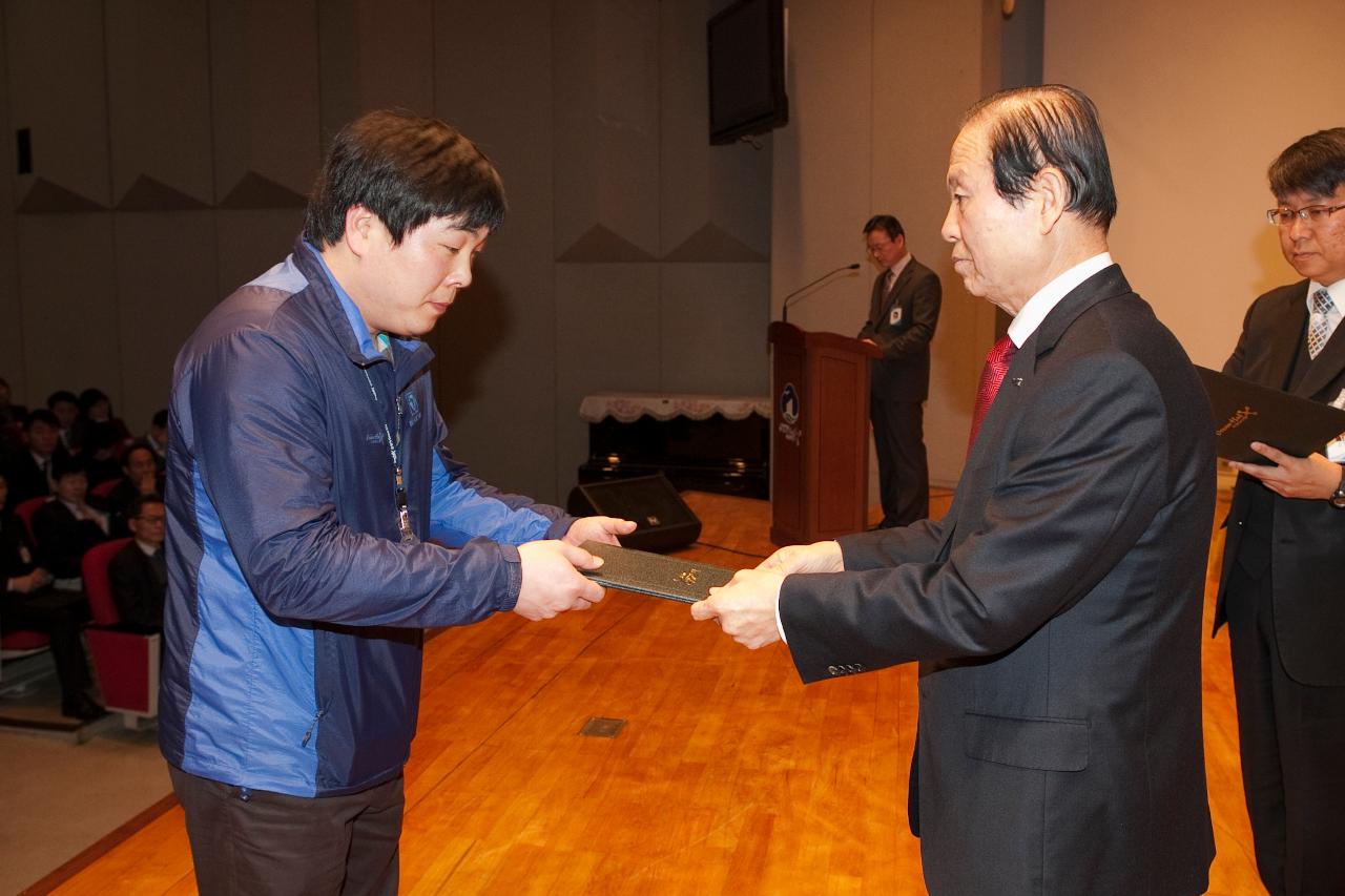 군산 시장님에게 사령교부를 받는 참석자.