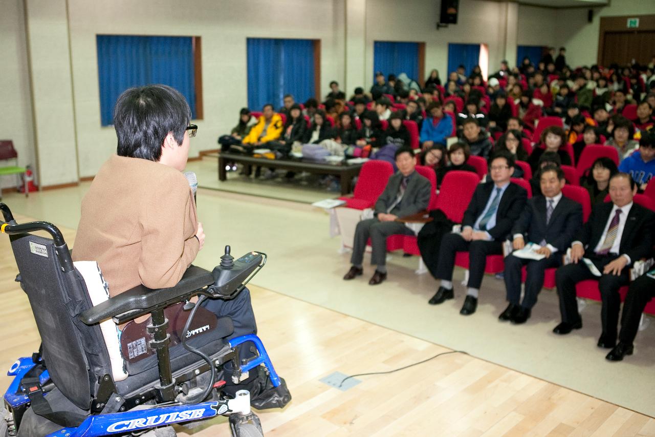 연설을 경청중인 참석자들.