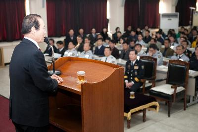 청중을 보고 연설중이신 시장님.